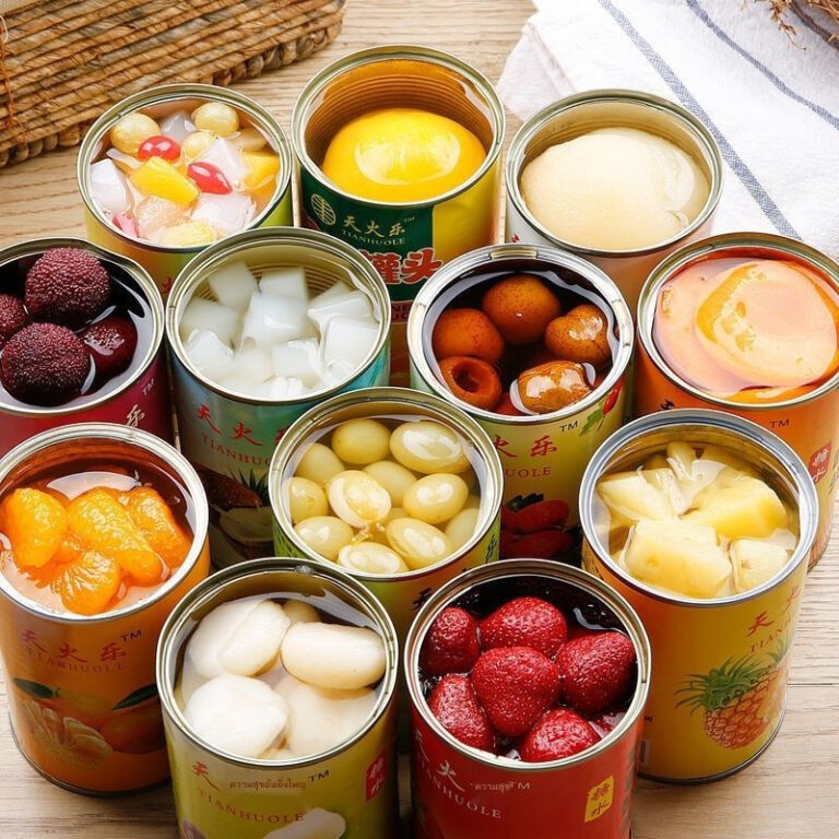 มีเพียงชิ้นเดียวผลไม้สดกระป๋องผสม 6 กระป๋อง ลูกพีชสีเหลืองกระป๋องละ 425 กรัม มะพร้าวกระป๋อง สับปะรด ลูกแพร์ส้ม